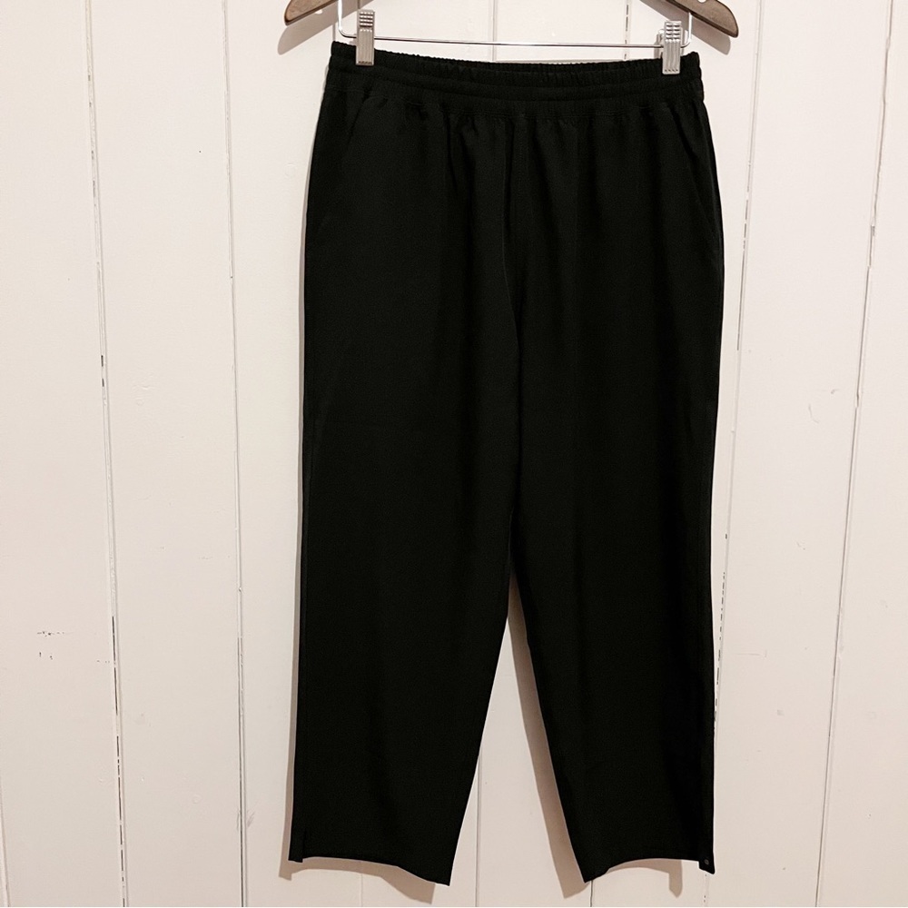 Well + Calm Black Relaxed Fit Cropped Yoga Pants. Size Medium.